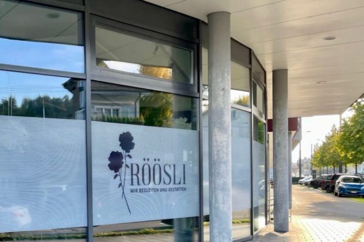We are easy to reach.  Either by the Nr.1 bus which stops outside our door (bus stop Löwen), or by car.  We have plenty parking spaces available in front of our premises.