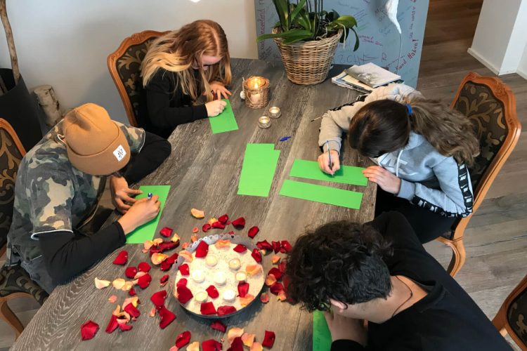 Visiting school classes demonstrate time and time again how openly children and teenagers deal with the subject of death and saying their final farewells.