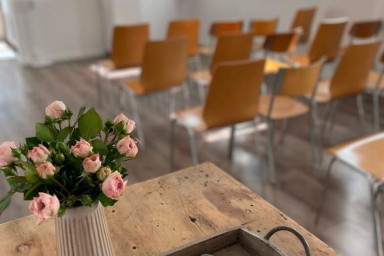 We offer a comfortable room for farewell ceremonies.  It seats upto 50 persons and has complete infrastructure to fulfill, when possible, every wish.